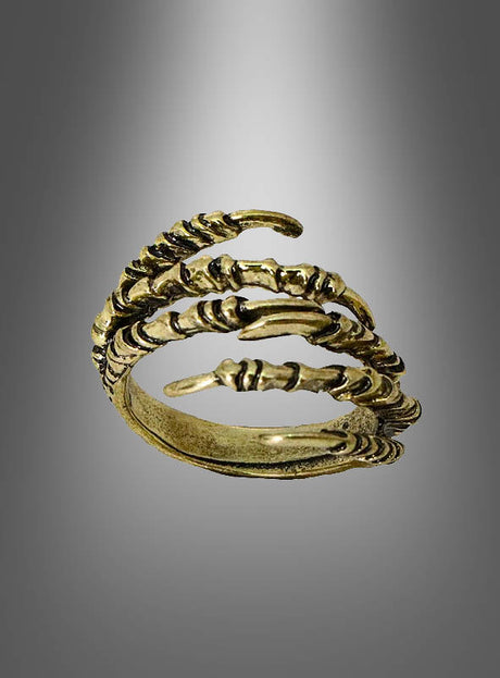 Ein goldener Ring in Form einer Skeletthand, die wie eine Klaue geformt ist und sich mit drei gebogenen, gelenkigen Segmenten um den Finger schlingt; er erinnert an einen Skeletthand-Ring und eignet sich perfekt als Halloween-Schmuck, vor einem grauen Hintergrund mit Farbverlauf.