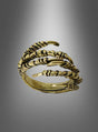 Ein goldener Ring in Form einer Skeletthand, die wie eine Klaue geformt ist und sich mit drei gebogenen, gelenkigen Segmenten um den Finger schlingt; er erinnert an einen Skeletthand-Ring und eignet sich perfekt als Halloween-Schmuck, vor einem grauen Hintergrund mit Farbverlauf.