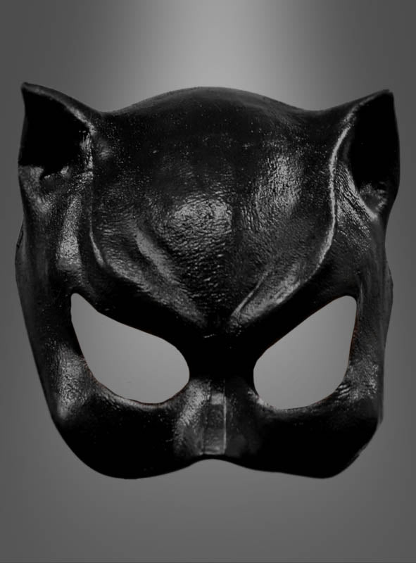 Eine „Deluxe Maske Katze schwarz“ aus schwarzem Leder mit spitzen, katzenartigen Ohren und großen Augenausschnitten, dargestellt vor einem schlichten grauen Hintergrund.