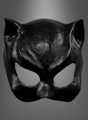Eine „Deluxe Maske Katze schwarz“ aus schwarzem Leder mit spitzen, katzenartigen Ohren und großen Augenausschnitten, dargestellt vor einem schlichten grauen Hintergrund.