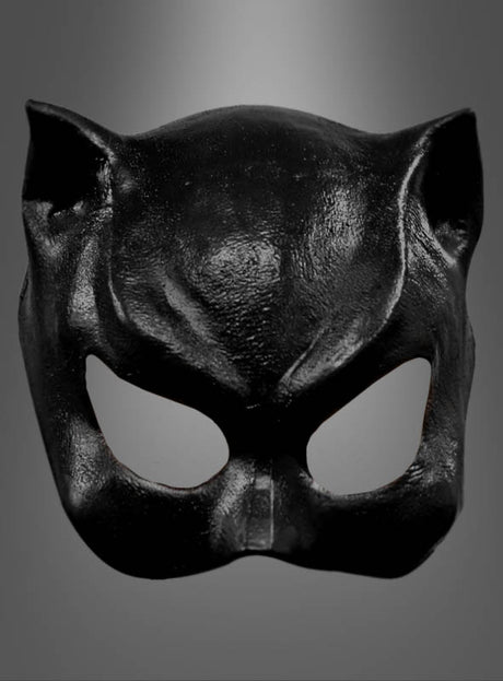 Eine „Deluxe Maske Katze schwarz“ aus schwarzem Leder mit spitzen, katzenartigen Ohren und großen Augenausschnitten, dargestellt vor einem schlichten grauen Hintergrund.