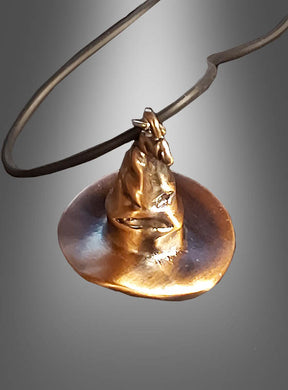 Ein bronzefarbener Anhänger in Form eines Zaubererhuts an einer schwarzen Kette, präsentiert vor einem grau verlaufenden Hintergrund – eine perfekte „Hexenhut-Kette“ in Kupfer und bezaubernder Harry-Potter-Schmuck, der jedes Hexenkostüm-Accessoire-Ensemble perfekt abrundet.
