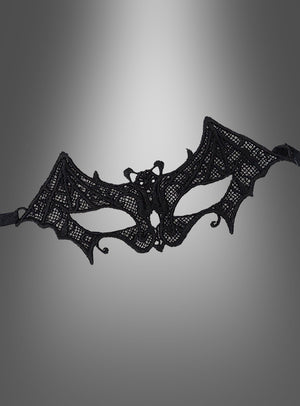 Die „Fledermaus“-Augenmaske aus Spitze ist eine schwarze Maskenballmaske aus Spitze mit markanten Fledermausflügeln, die sich vor einem grau verlaufenden Hintergrund abheben. Diese elegante Maske ist das ideale Accessoire, um Ihr Gothic-Kostüm zu vervollständigen. Mit ihren aufwendigen Spitzendetails sorgt sie für einen dramatischen und geheimnisvollen Auftritt.