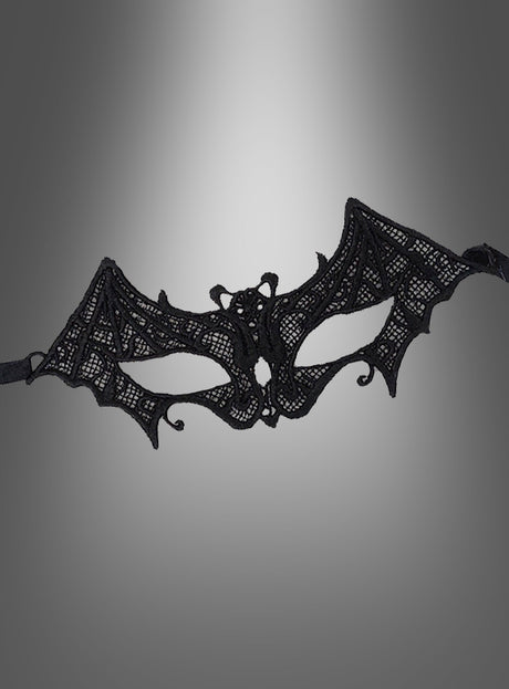 Die „Fledermaus“-Augenmaske aus Spitze ist eine schwarze Maskenballmaske aus Spitze mit markanten Fledermausflügeln, die sich vor einem grau verlaufenden Hintergrund abheben. Diese elegante Maske ist das ideale Accessoire, um Ihr Gothic-Kostüm zu vervollständigen. Mit ihren aufwendigen Spitzendetails sorgt sie für einen dramatischen und geheimnisvollen Auftritt.