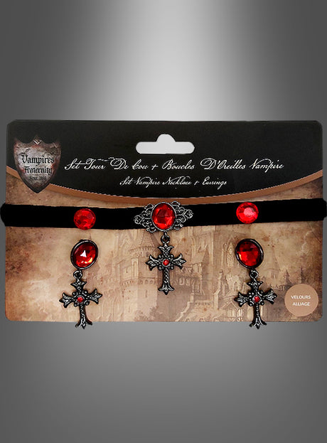 Das Set „Halloween-Schmuck: Kreuze mit roten Edelsteinen“ umfasst ein schwarzes Samt-Halsband, das mit einem roten Edelstein und einem Kreuzanhänger verziert ist, sowie dazu passende Ohrringe mit roten Edelsteinen und Kreuzmotiven. Das Ganze wird in einer Verpackung im Gothic-Stil präsentiert – das ideale Gothic-Schmuckset für Ihr Halloween-Schmuck-Set.