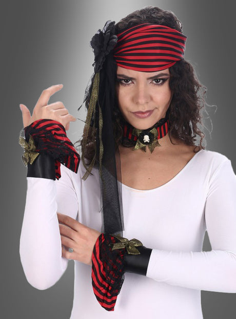 Eine Frau, die das gestreifte „Piratin“-Accessoire-Set trägt – bestehend aus einem rot-schwarz gestreiften Stirnband, passenden Armbändern und einem Halsband –, posiert in einem weißen Oberteil vor einem grauen Hintergrund, bereit für ihr Karnevalskostüm.