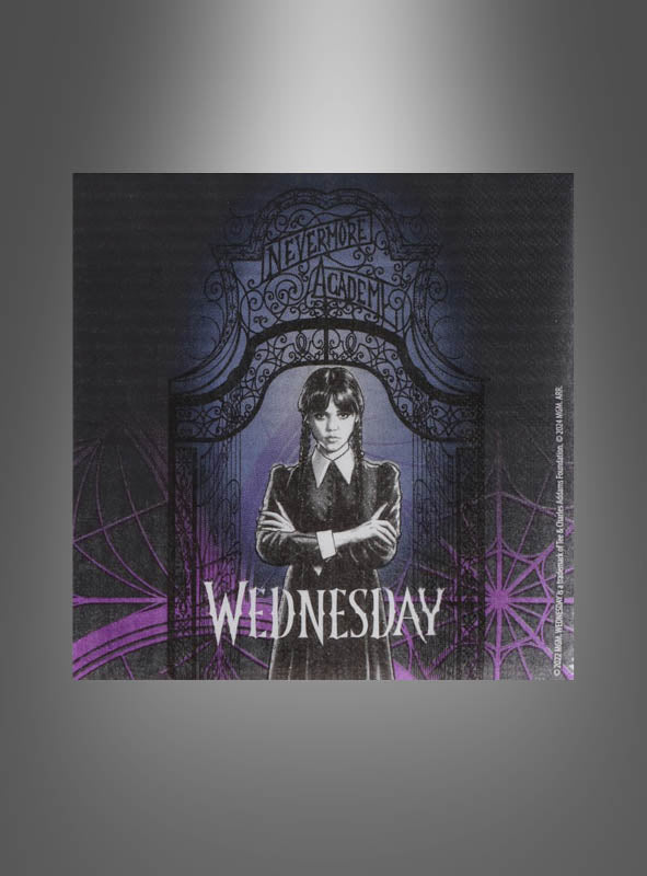 Mit einer auffälligen Illustration eines Mädchens in Schwarz, das mit verschränkten Armen unter einem Schild der Nevermore Academy steht, darunter die Aufschrift „Wednesday“ und umgeben von violetten Spinnennetzen auf dunklem Hintergrund, bieten die 20 x Wednesday Servietten (33 cm) die perfekte thematische Dekoration für Fans von Wednesday Addams und ihrer geheimnisvollen Welt.