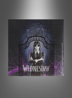 Mit einer auffälligen Illustration eines Mädchens in Schwarz, das mit verschränkten Armen unter einem Schild der Nevermore Academy steht, darunter die Aufschrift „Wednesday“ und umgeben von violetten Spinnennetzen auf dunklem Hintergrund, bieten die 20 x Wednesday Servietten (33 cm) die perfekte thematische Dekoration für Fans von Wednesday Addams und ihrer geheimnisvollen Welt.
