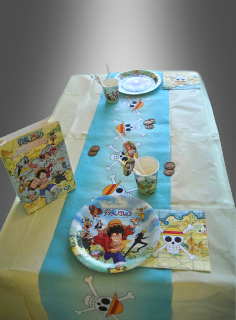 Ein für eine Party gedeckter Tisch mit Tellern und Bechern im „One Piece“-Design, 20 „One Piece“-Servietten, einer Karte und goldenen Schokoladenmünzen auf einer blau-gelben Tischdecke – perfekt als „One Piece“-Partydekoration für einen unvergesslichen „One Piece“-Kindergeburtstag.