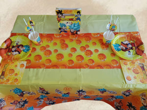 Ein rechteckiger Tisch ist mit Tellern, Bechern, Servietten, Strohhalmen und einer Tischdekoration zum Thema „Dragon Ball“ auf einer passenden „Dragon Ball“-Papiertischdecke gedeckt – perfekte Partyartikel für einen unvergesslichen Kindergeburtstag.
