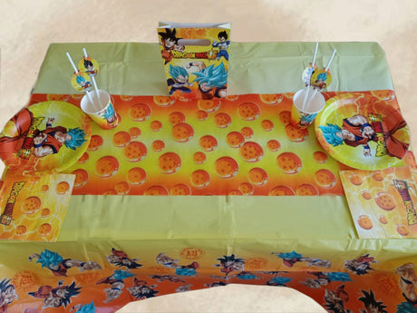 Ein gedeckter Tisch für zwei Personen mit Tellern und Tassen im Dragon-Ball-Design, 20 Dragon-Ball-Servietten, einer thematisch passenden Tischdekoration, Trinkhalmen und einer Tischdecke, die mit Dragon Balls und beliebten Figuren verziert ist – perfekt für einen Anime-Kindergeburtstag oder eine spannende Dragon-Ball-Party.
