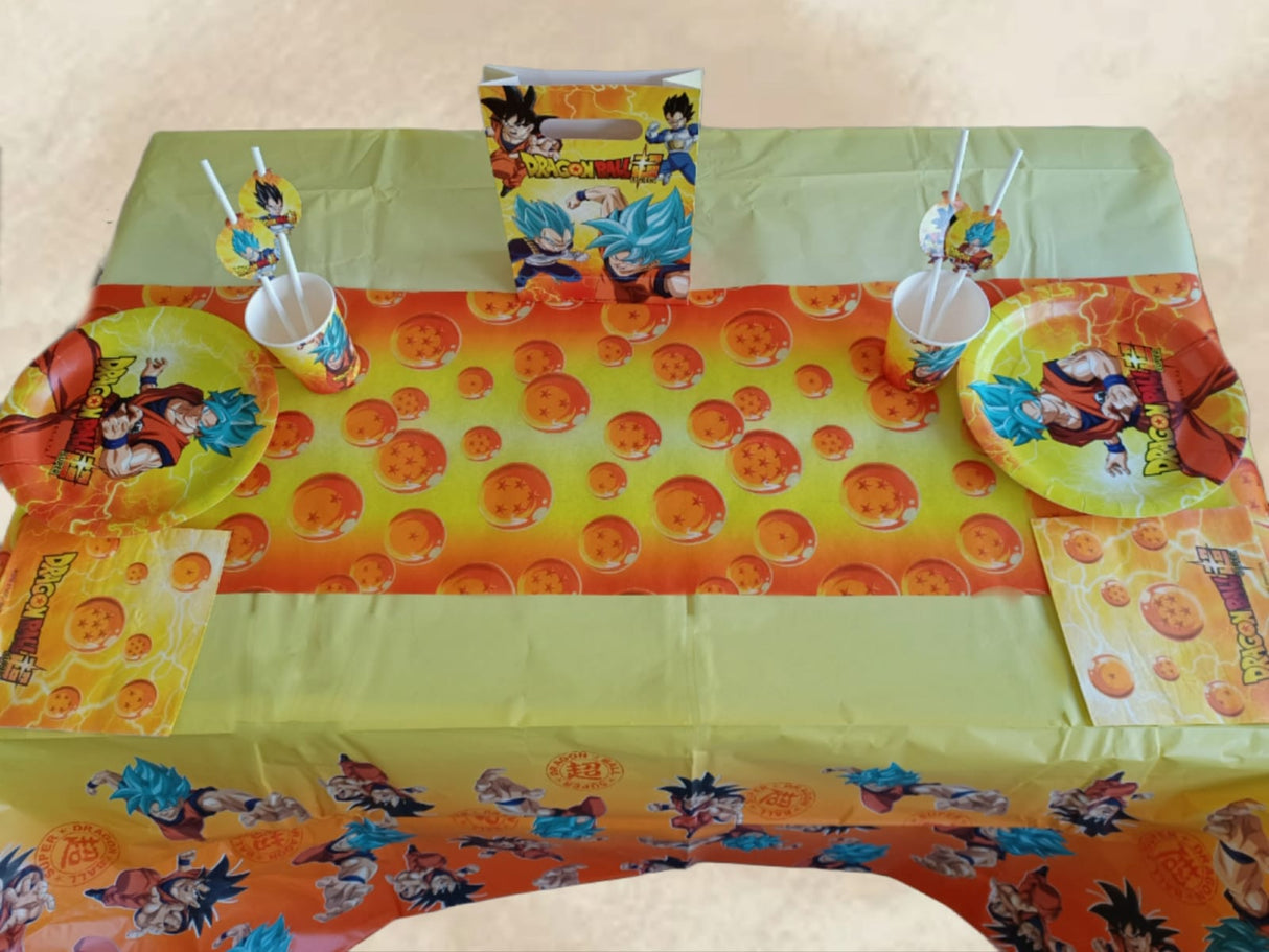 Der Tisch ist gedeckt mit „Dragon Ball“-Papptellern (23 cm), Bechern, Servietten, einer Tischdecke, Trinkhalmen und einer Tischdekoration mit Son Goku und den Dragon Balls aus der Serie – perfekt für einen „Dragon Ball“-Kindergeburtstag.