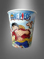 Der „One Piece“-Pappbecher (250 ml) zeigt beliebte Anime-Figuren wie Ruffy im Vordergrund, hervorgehoben durch das „One Piece“-Logo auf einem stilvollen grauen Hintergrund mit Farbverlauf – ideal für jede Anime-Party oder jeden Kindergeburtstag.