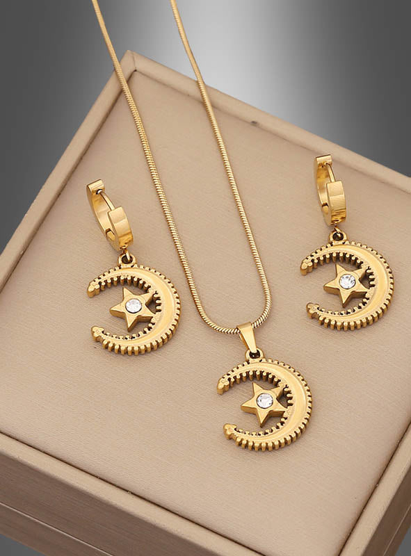 Das Schmuckset „Mond und Sterne“, goldfarben, 3-teilig, besteht aus einer goldfarbenen Halskette und passenden Ohrringen, die jeweils mit einem Halbmond- und Sternmotiv verziert sind, das durch einen kleinen klaren Edelstein akzentuiert wird. Dieses elegante Schmuckset, das wunderschön in einer beigen Schachtel präsentiert wird, ist perfekt, um jedem Outfit einen himmlischen Charme zu verleihen.