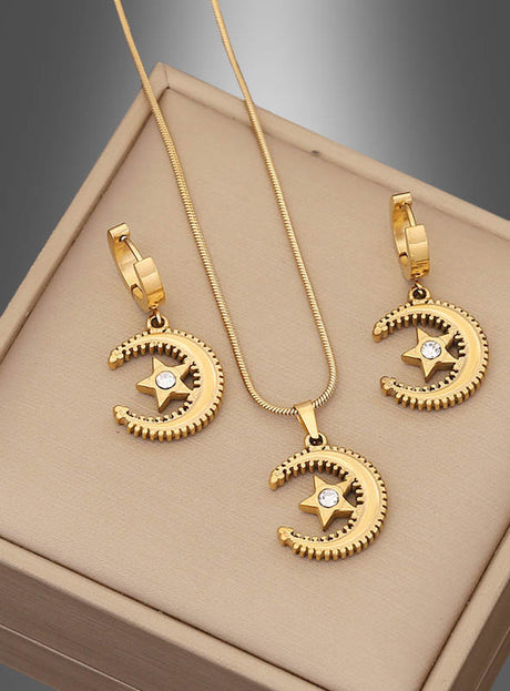 Das Schmuckset „Mond und Sterne“, goldfarben, 3-teilig, besteht aus einer goldfarbenen Halskette und passenden Ohrringen, die jeweils mit einem Halbmond- und Sternmotiv verziert sind, das durch einen kleinen klaren Edelstein akzentuiert wird. Dieses elegante Schmuckset, das wunderschön in einer beigen Schachtel präsentiert wird, ist perfekt, um jedem Outfit einen himmlischen Charme zu verleihen.