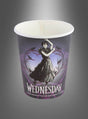 8er-Set „Wednesday“-Papierbecher (250 ml) mit einer gotischen Illustration eines Mädchens in einem schwarzen Kleid, umgeben von Zweigen, und der Aufschrift „Wednesday“ am unteren Rand. Perfekt für jede Halloween-Party-Becher-Sammlung oder als einzigartige „Wednesday“-Papierbecher als Blickfang.