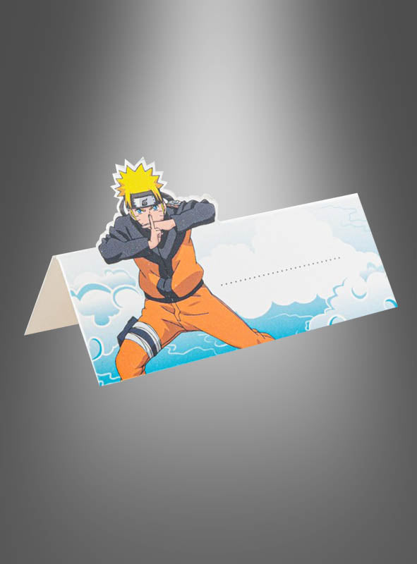 Tischkarten im Naruto-Stil mit einer Anime-Figur in einem orangefarbenen Overall und einem Stirnband vor einem blau-weißen Wolkenhintergrund sowie einem freien Feld zum Beschriften – ideal als Naruto-Tischkarten oder Anime-Partydekoration für den nächsten Kindergeburtstag.