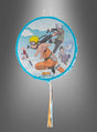 Die Naruto-Piñata für Kindergeburtstage im runden Design zeigt beliebte Naruto-Anime-Figuren – Naruto, Sasuke, Sakura und Kakashi – vor einem blauen Hintergrund mit Wolken. Mit ihren herabhängenden Bändern ist sie die perfekte Anime-Partydekoration für jede Kindergeburtstagsfeier im Naruto-Stil.