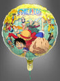 Ein „One Piece“-Folienballon in runder Form, auf dem beliebte Figuren aus dem Anime vor einem farbenfrohen Kartenhintergrund abgebildet sind und Luffy prominent im Vordergrund steht – ideal als „One Piece“-Dekoration für jeden Anime-Kindergeburtstag.