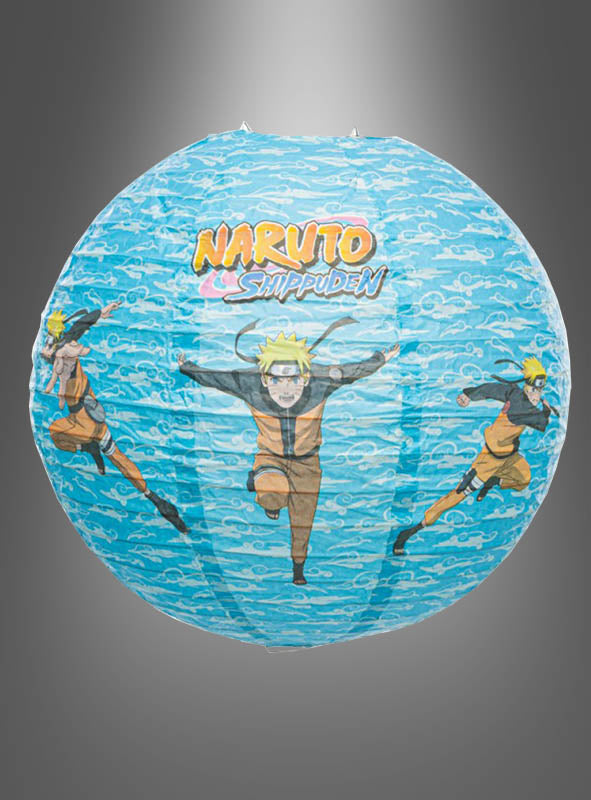 Naruto-Papierlaterne: Eine blaue, kugelförmige Laterne mit drei dynamischen Motiven von Naruto Uzumaki in Aktion aus „Naruto Shippuden“, ergänzt durch das Serienlogo oben – perfekt als auffällige Naruto-Partydekoration.