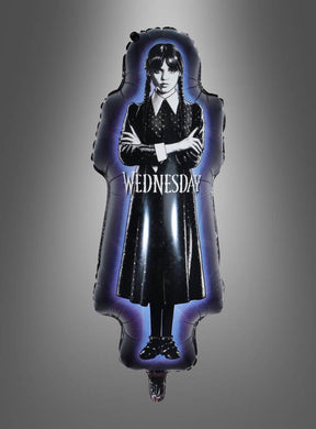 Der „Wednesday“-Folienballon (39 x 89 cm) zeigt einen Ballon in Form eines Mädchens mit geflochtenen Haaren, das ein dunkles Kleid trägt, die Arme verschränkt hat und auf dem das Wort „WEDNESDAY“ aufgedruckt ist. Er eignet sich perfekt als Dekoration für einen Kindergeburtstag im Stil der Addams Family – ideal für jede Feier von Fans der Serie.