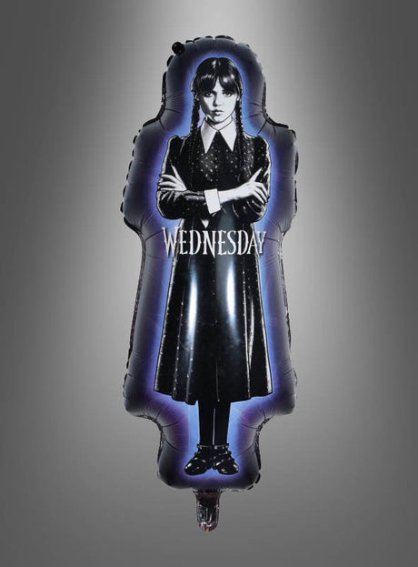 Der „Wednesday“-Folienballon (39 x 89 cm) zeigt einen Ballon in Form eines Mädchens mit geflochtenen Haaren, das ein dunkles Kleid trägt, die Arme verschränkt hat und auf dem das Wort „WEDNESDAY“ aufgedruckt ist. Er eignet sich perfekt als Dekoration für einen Kindergeburtstag im Stil der Addams Family – ideal für jede Feier von Fans der Serie.