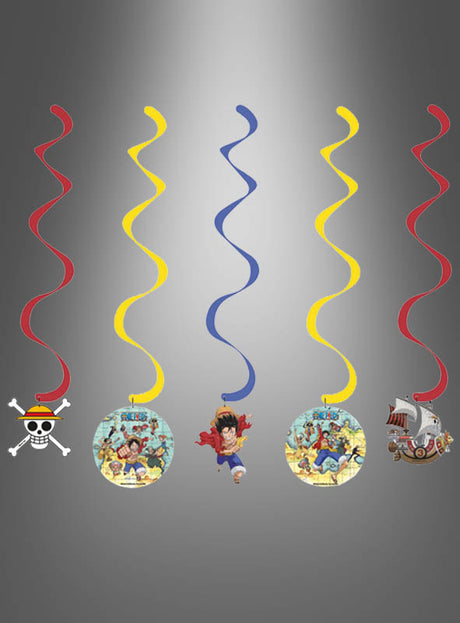 Vier farbenfrohe „One Piece“-Deko-Swirls mit spiralförmigen Bändern, die jeweils mit ikonischen Motiven aus dem „One Piece“-Anime – Figuren und ein Piratenschiff – verziert sind und vor einem grauen Farbverlauf-Hintergrund zur Geltung kommen; die perfekte Dekoration für eine Anime-Kindergeburtstagsparty oder zur Vervollständigung Ihrer „One Piece“-Partyausstattung.