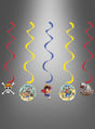 Vier farbenfrohe „One Piece“-Deko-Swirls mit spiralförmigen Bändern, die jeweils mit ikonischen Motiven aus dem „One Piece“-Anime – Figuren und ein Piratenschiff – verziert sind und vor einem grauen Farbverlauf-Hintergrund zur Geltung kommen; die perfekte Dekoration für eine Anime-Kindergeburtstagsparty oder zur Vervollständigung Ihrer „One Piece“-Partyausstattung.