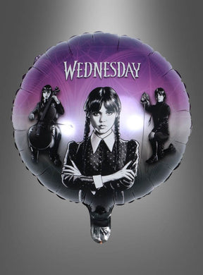 Ein runder 43 cm großer Folienballon mit Illustrationen eines Mädchens in drei Posen, dem Wort „Wednesday“ oben und einem Hintergrund mit einem Farbverlauf von Lila nach Schwarz – perfekt als „Wednesday“-Folienballon für Ihre Addams-Family-Party.