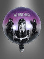 Ein runder 43 cm großer Folienballon mit Illustrationen eines Mädchens in drei Posen, dem Wort „Wednesday“ oben und einem Hintergrund mit einem Farbverlauf von Lila nach Schwarz – perfekt als „Wednesday“-Folienballon für Ihre Addams-Family-Party.