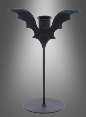 Verleihen Sie Ihrem Zuhause einen Hauch von Halloween-Charme mit dem „Fledermaus Kerzenständer Stabkerzen 14x20cm“ – einem schwarzen Kerzenhalter aus Metall mit fledermausförmigen Flügeln, einem runden Sockel und einem Halter für Stabkerzen an der Oberseite, der vor einem grau verlaufenden Hintergrund präsentiert wird. Dieser Metall-Kerzenhalter ist der perfekte Akzent für Ihre saisonale Dekoration.
