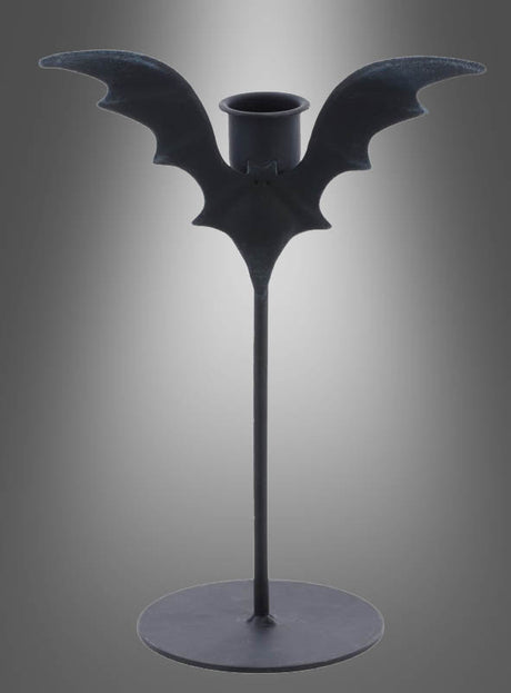 Verleihen Sie Ihrem Zuhause einen Hauch von Halloween-Charme mit dem „Fledermaus Kerzenständer Stabkerzen 14x20cm“ – einem schwarzen Kerzenhalter aus Metall mit fledermausförmigen Flügeln, einem runden Sockel und einem Halter für Stabkerzen an der Oberseite, der vor einem grau verlaufenden Hintergrund präsentiert wird. Dieser Metall-Kerzenhalter ist der perfekte Akzent für Ihre saisonale Dekoration.