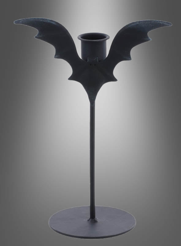 Verleihen Sie Ihrem Zuhause einen Hauch von Halloween-Charme mit dem „Fledermaus Kerzenständer Stabkerzen 14x20cm“ – einem schwarzen Kerzenhalter aus Metall mit fledermausförmigen Flügeln, einem runden Sockel und einem Halter für Stabkerzen an der Oberseite, der vor einem grau verlaufenden Hintergrund präsentiert wird. Dieser Metall-Kerzenhalter ist der perfekte Akzent für Ihre saisonale Dekoration.