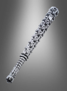 Ein „Knüppel Metalloptik 41 cm“ wird vor einem einfarbigen Hintergrund mit Farbverlauf gezeigt. Er verfügt über einen strukturierten Griff und Reihen metallischer Stacheln entlang seiner gesamten Länge – damit ist er die perfekte Halloween-Waffe oder das ideale Accessoire für dein Zombie-Kostüm.