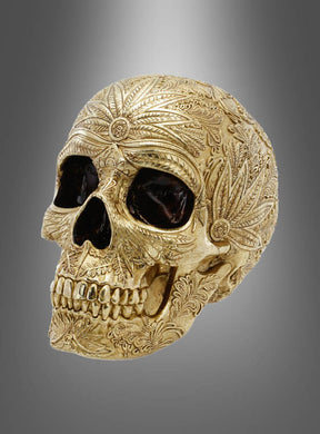 Die mit filigranen Blumen- und Blattmotiven verzierte „Luxus Totenkopf 23 cm Gold Barock“ aus Polyresin ist ein goldfarbener menschlicher Schädel, der opulente barocke Eleganz ausstrahlt und sich vor einem grauen Hintergrund mit Farbverlauf als faszinierendes Halloween-Dekorelement präsentiert.