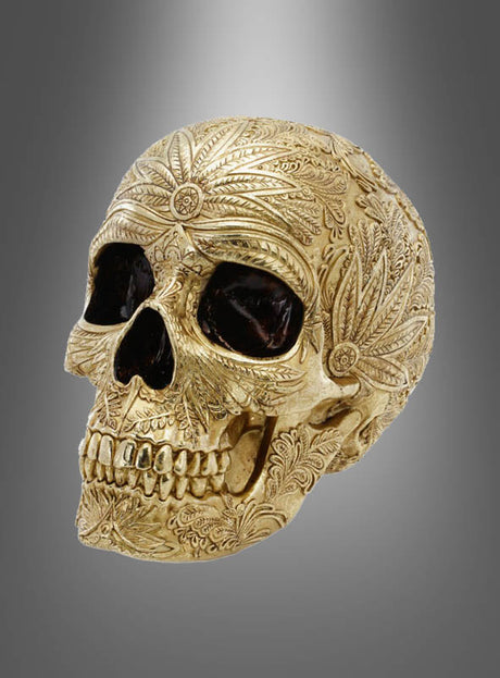 Die mit filigranen Blumen- und Blattmotiven verzierte „Luxus Totenkopf 23 cm Gold Barock“ aus Polyresin ist ein goldfarbener menschlicher Schädel, der opulente barocke Eleganz ausstrahlt und sich vor einem grauen Hintergrund mit Farbverlauf als faszinierendes Halloween-Dekorelement präsentiert.