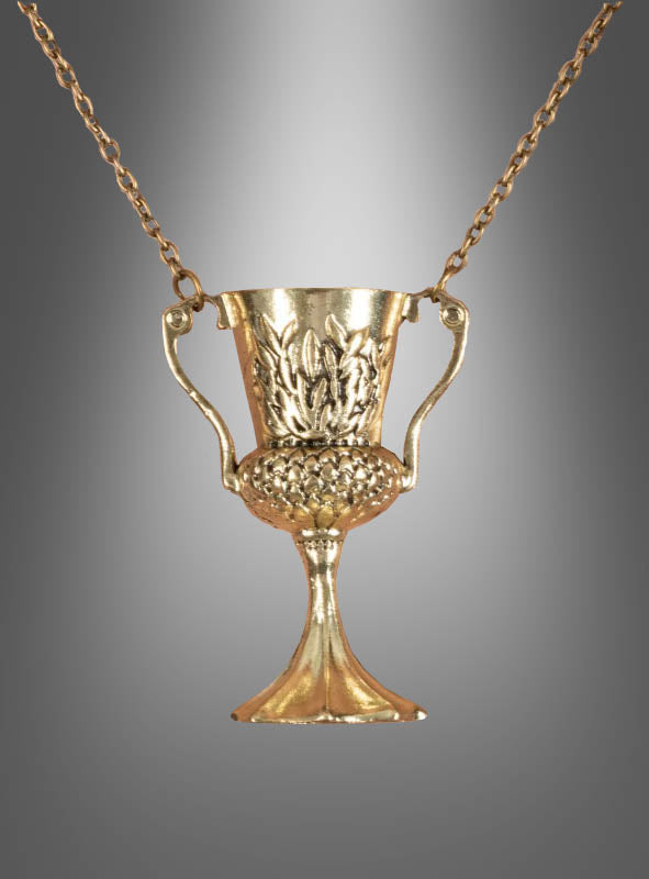 Die „Goldene Kette mit Kelch-Anhänger“, deren Anhänger die Form eines Pokals hat, wird vor einem grau abgestuften Hintergrund präsentiert.