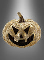 Der „Luxus Kürbis 18 cm“ aus Polyresin im Barockstil in Gold, der sich durch ein aufwendig geschnitztes Jack-o’-Lantern-Gesicht mit breiten, dreieckigen Augen auszeichnet, wird vor einem grauen Hintergrund mit Farbverlauf präsentiert – perfekt als elegante Halloween-Dekoration im Barockstil.