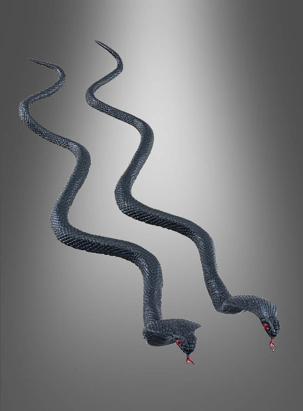 Zwei „Cobra“-Gummischlangen (35 cm, schwarz) aus dem 2er-Set mit roten Augen und Zunge liegen nebeneinander vor einem grauen Farbverlauf und eignen sich perfekt als Halloween-Dekoration oder als gruseliges Kostümaccessoire. Diese realistischen Gummischlangen setzen in jeder schaurigen Umgebung einen besonderen Akzent.