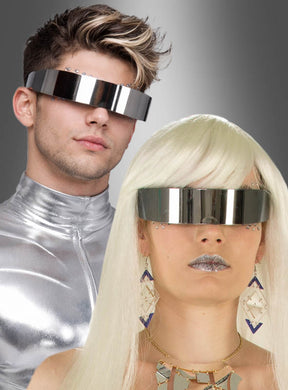 Zwei Personen tragen „Rundum Sonnenbrille Space Alien“-Sonnenbrillen mit verspiegeltem Visier und metallisch glänzende Kleidung und stehen vor einem grauen Hintergrund mit Farbverlauf.