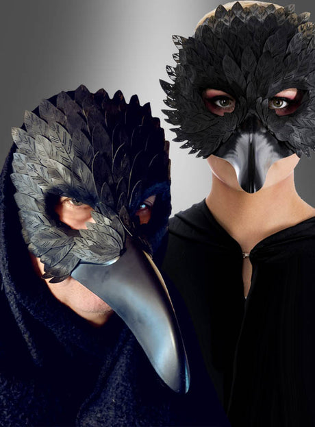 Zwei Personen, die die „Rabe Maske Unisex schwarz“ tragen – auffällige schwarze Vogelmasken mit Federdetails und langen Schnäbeln, die an die klassische „Pestdoktor-Maske“ erinnern –, stehen in schwarzer Kleidung vor einem grau verlaufenden Hintergrund.