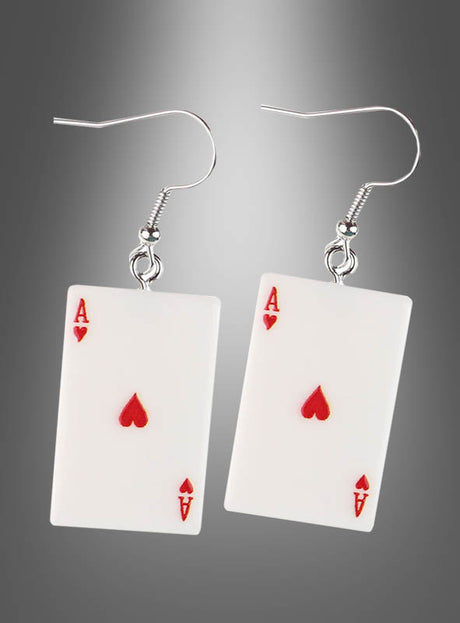 Wir präsentieren die Casino-Ohrringe „Herz-Ass“: Ein Paar Ohrringe in Form des Herz-Ass-Spielkartensymbols, jeweils mit einem silbernen Haken und vor einem grauen Hintergrund mit Farbverlauf – diese einzigartigen Casino-Ohrringe „Herz-Ass“ sind das perfekte Accessoire für Poker-Fans.