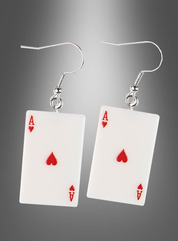 Wir präsentieren die Casino-Ohrringe „Herz-Ass“: Ein Paar Ohrringe in Form des Herz-Ass-Spielkartensymbols, jeweils mit einem silbernen Haken und vor einem grauen Hintergrund mit Farbverlauf – diese einzigartigen Casino-Ohrringe „Herz-Ass“ sind das perfekte Accessoire für Poker-Fans.
