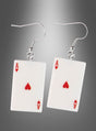 Wir präsentieren die Casino-Ohrringe „Herz-Ass“: Ein Paar Ohrringe in Form des Herz-Ass-Spielkartensymbols, jeweils mit einem silbernen Haken und vor einem grauen Hintergrund mit Farbverlauf – diese einzigartigen Casino-Ohrringe „Herz-Ass“ sind das perfekte Accessoire für Poker-Fans.