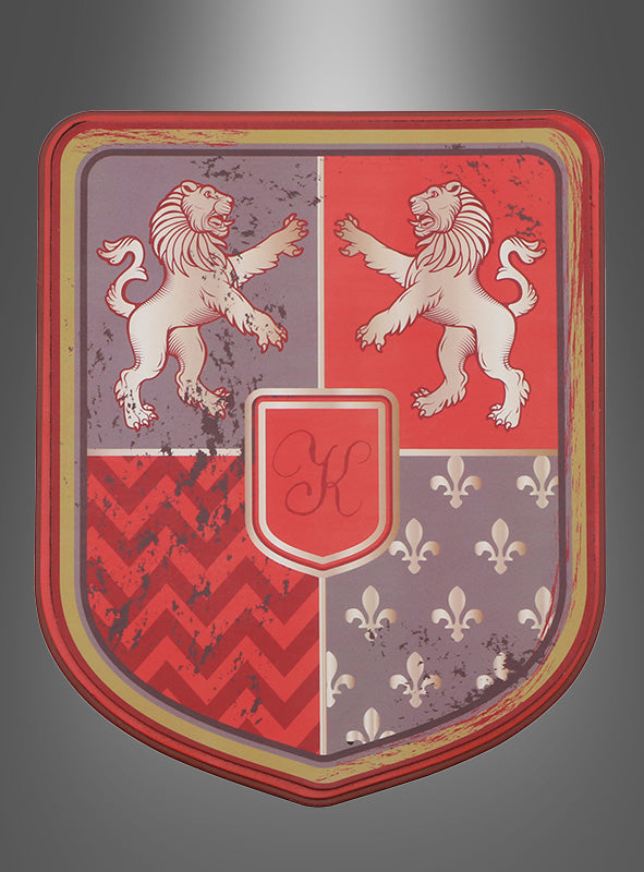 Das Ritterschild aus 35 cm starkem EVA-Schaumstoff besticht durch einen auffälligen rot-goldenen Rand, zwei Löwen, Chevrons, Lilien sowie ein zentrales rotes Emblem mit einem kursiven K und verbindet mittelalterlichen Stil mit sicherem Spielspaß.