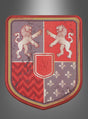 Das Ritterschild aus 35 cm starkem EVA-Schaumstoff besticht durch einen auffälligen rot-goldenen Rand, zwei Löwen, Chevrons, Lilien sowie ein zentrales rotes Emblem mit einem kursiven K und verbindet mittelalterlichen Stil mit sicherem Spielspaß.
