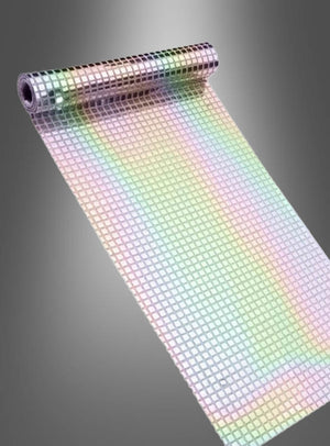 Ein teilweise ausgebreiteter Schillernder Disco-Tischläufer in Silber (26 x 300 cm) mit einem schillernden Gittermuster ist vor einem neutralen Hintergrund mit Farbverlauf zu sehen.