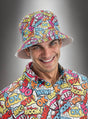 Ein lächelnder Mann, der einen Eimerhut im Comic-Stil und ein dazu passendes T-Shirt trägt, auf denen jeweils farbenfrohe Wörter im Comic-Stil wie „WOW!“, „BANG!“, „OK“ und „WTF?“ vor einem grauen Farbverlaufshintergrund zu sehen sind.