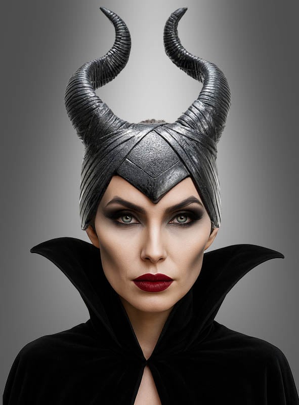 Eine Person, die den Kopfschmuck „Dämonin Hörner“ trägt, mit auffälligem Augen-Make-up, rotem Lippenstift und einem schwarzen Umhang mit hohem Kragen – perfekt als Halloween-Kostüm oder Accessoire im Maleficent-Stil –, posiert vor einem grauen Hintergrund mit Farbverlauf.