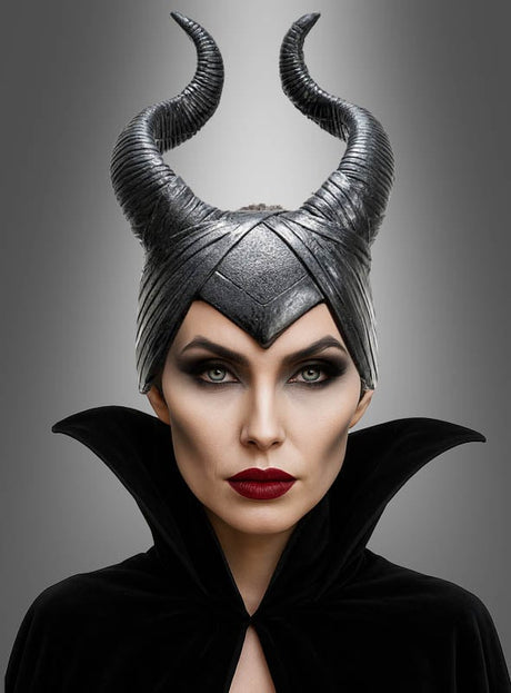 Eine Person, die den Kopfschmuck „Dämonin Hörner“ trägt, mit auffälligem Augen-Make-up, rotem Lippenstift und einem schwarzen Umhang mit hohem Kragen – perfekt als Halloween-Kostüm oder Accessoire im Maleficent-Stil –, posiert vor einem grauen Hintergrund mit Farbverlauf.